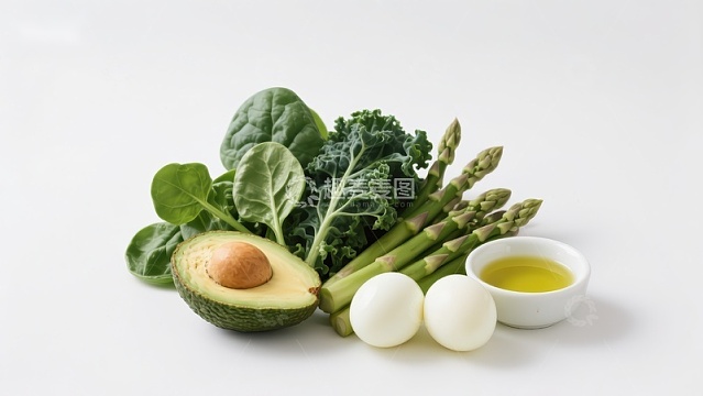 新鲜蔬菜与鸡蛋橄榄油组合