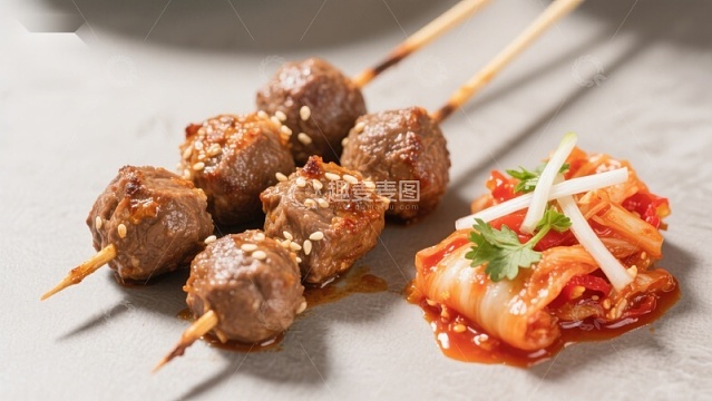烤肉串配泡菜卷，美味韩式料理