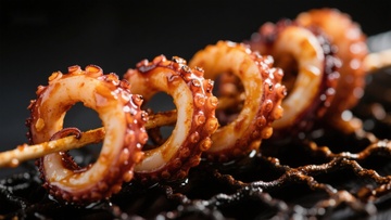 烤鱿鱼圈在铁板上滋滋作响