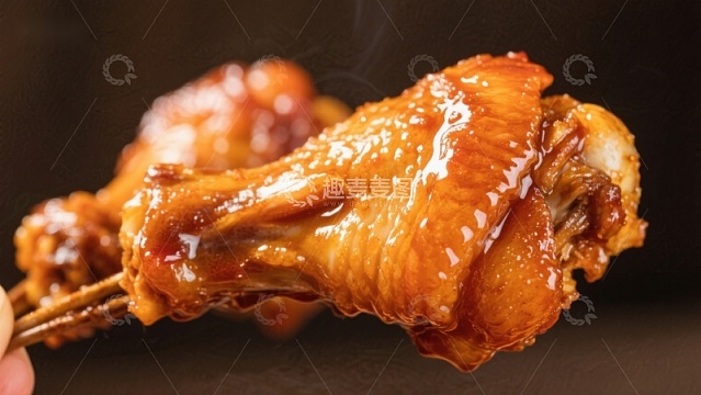 美味烤鸡翅，色泽金黄诱人