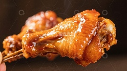 美味烤鸡翅，色泽金黄诱人