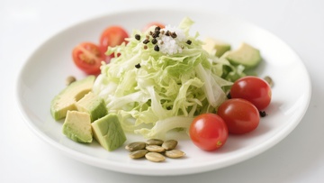 新鲜蔬菜沙拉配鳄梨和樱桃番茄