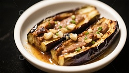 烤茄子配蒜蓉酱
