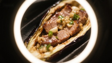 烤茄子配牛肉粒