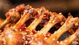 香辣烤羊排，撒满芝麻与红椒