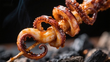 烤鱿鱼串，炭火上的美味