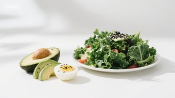 新鲜沙拉配鳄梨和鸡蛋