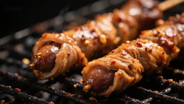 烤肉串上的香肠与培根