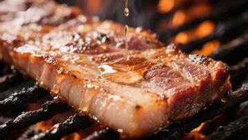 烤肉滴油，火焰上的美味