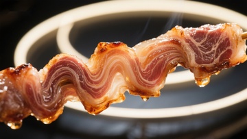 热烤培根，油脂滴落