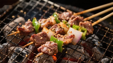 烤肉串上的美味牛肉与青椒