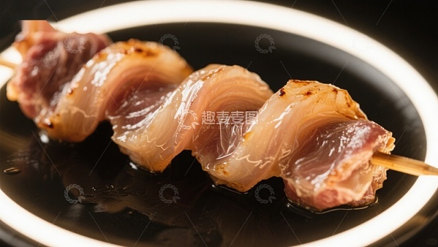 烤肉串上的卷曲肉片