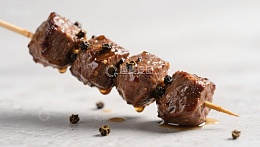 串烧牛肉粒，撒有黑胡椒