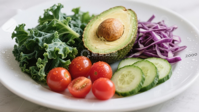 高清大图下载【趣麦麦图】新鲜蔬菜拼盘：牛油果、羽衣甘蓝与番茄