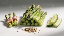 芦笋配黄瓜片与芝麻
