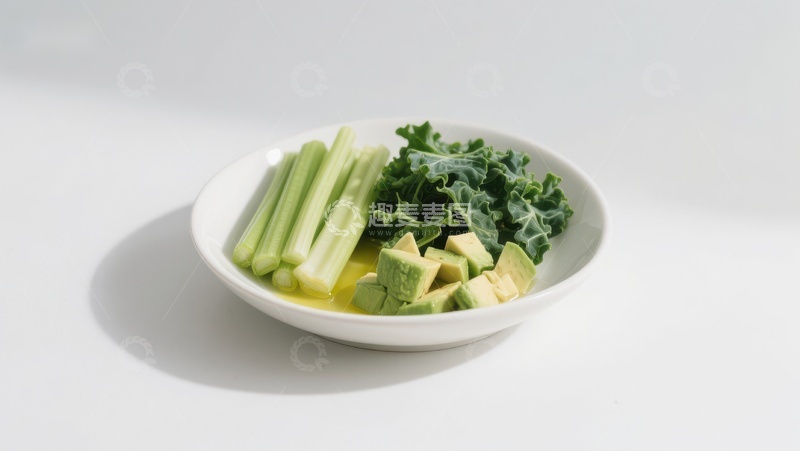 高清大图下载【趣麦麦图】绿色蔬菜沙拉配鳄梨和芹菜