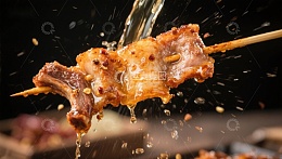 香辣肉串，油汁四溅的美味瞬间