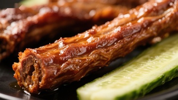 酱鸭翅与黄瓜片的美味组合