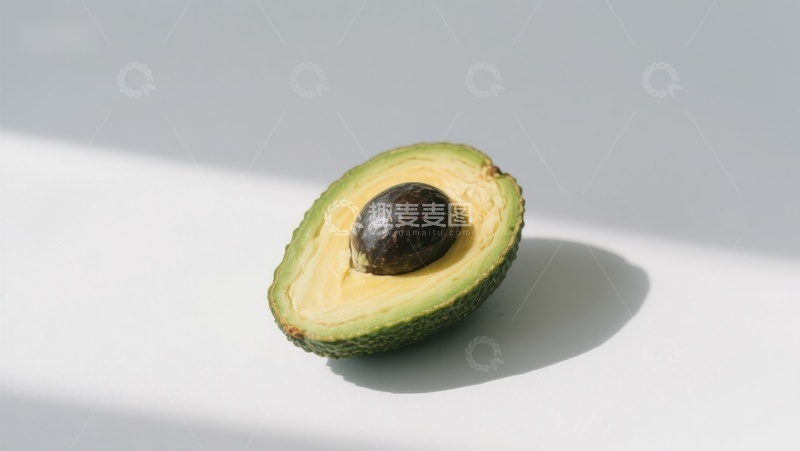 高清大图下载【趣麦麦图】切开的牛油果，露出果核