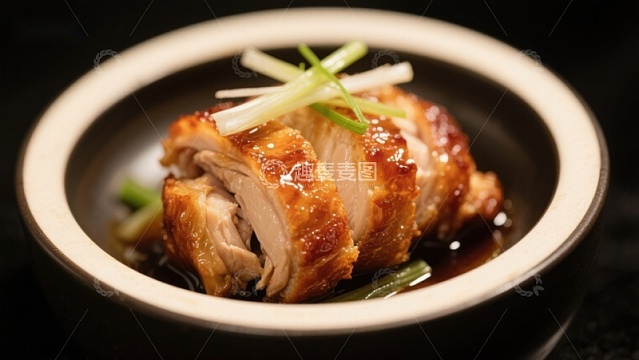 美味烤鸭配葱丝，盛于陶瓷碗中