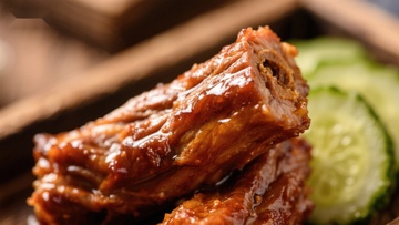 美味酱烧排骨配黄瓜片