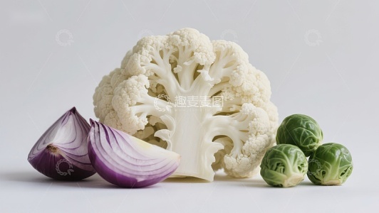 新鲜蔬菜组合：花椰菜、洋葱与布鲁塞尔芽