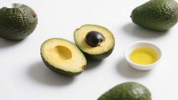 新鲜牛油果与果油展示