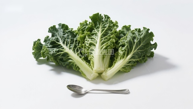 新鲜羽衣甘蓝与金属勺子