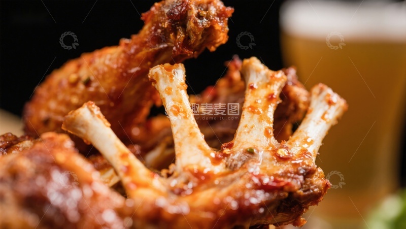 高清大图下载【趣麦麦图】香辣烤排骨配啤酒