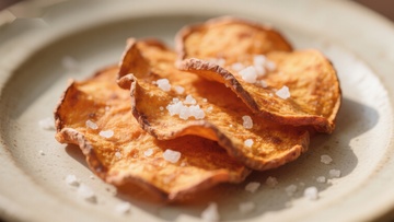 脆甜薯片撒盐特写