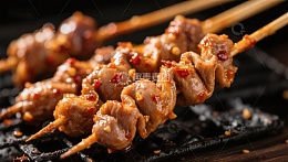 烤肉串上的美味鸡肉