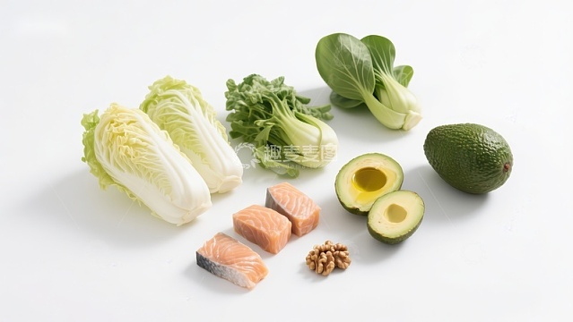 新鲜食材组合：蔬菜、水果与海鲜