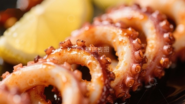 美味鱿鱼圈配柠檬特写
