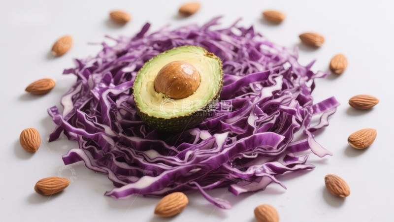 高清大图下载【趣麦麦图】牛油果置于紫甘蓝上，周围散落杏仁
