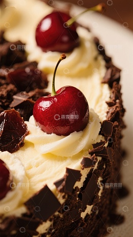 黑森林蛋糕上的樱桃与奶油