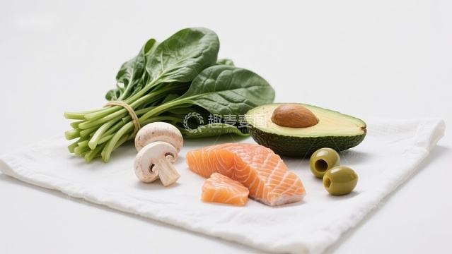新鲜食材组合：菠菜、三文鱼、蘑菇和牛油果