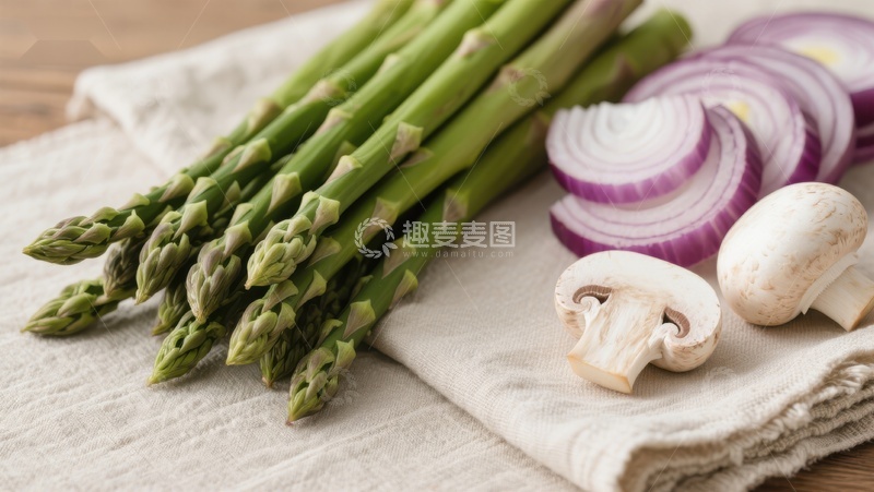 高清大图下载【趣麦麦图】新鲜芦笋、蘑菇与洋葱切片