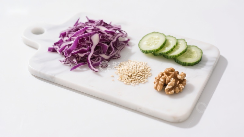 高清大图下载【趣麦麦图】切菜板上的紫甘蓝、黄瓜片、芝麻和核桃