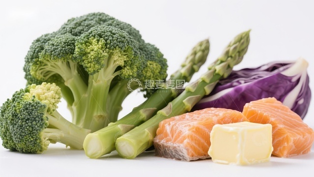 新鲜蔬菜与三文鱼的健康组合