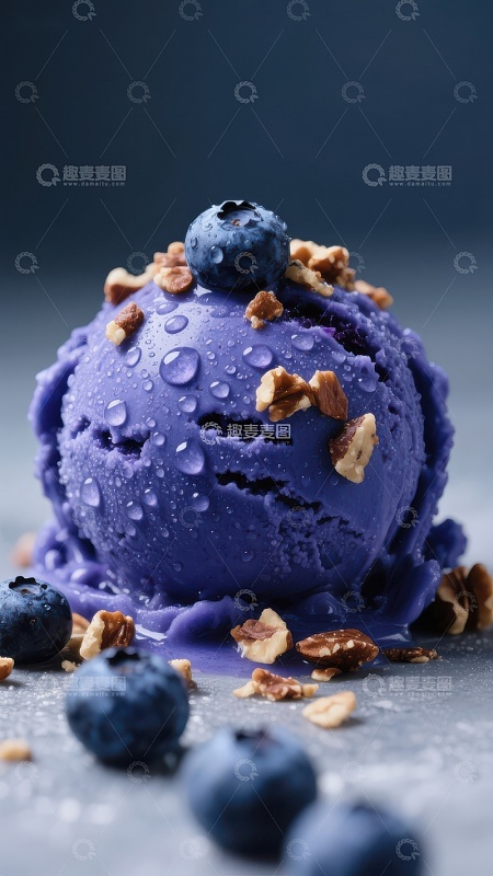蓝莓冰淇淋球配坚果碎