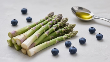 芦笋与蓝莓配橄榄油