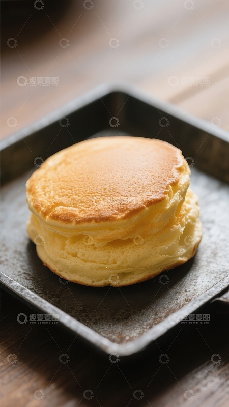金黄松饼叠放于方形盘中