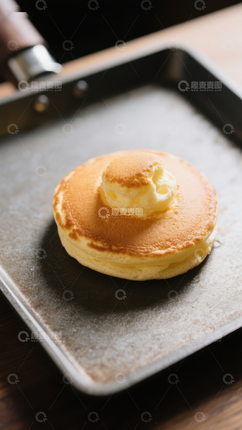 高清大图下载【趣麦麦图】煎锅上的金黄松饼