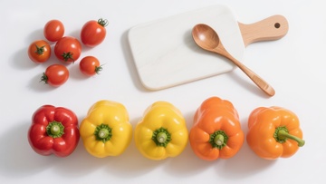 五彩椒与樱桃番茄的清新组合