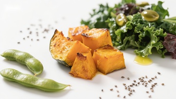 烤南瓜配生菜和豌豆荚