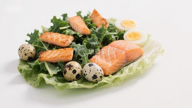 三文鱼沙拉配鹌鹑蛋和水煮蛋