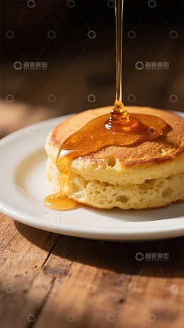热腾腾的煎饼淋上蜂蜜