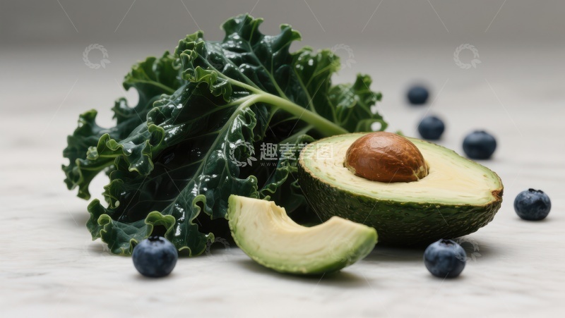 高清大图下载【趣麦麦图】新鲜牛油果、羽衣甘蓝与蓝莓的组合