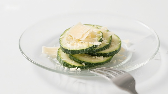 切片西葫芦配帕尔马干酪