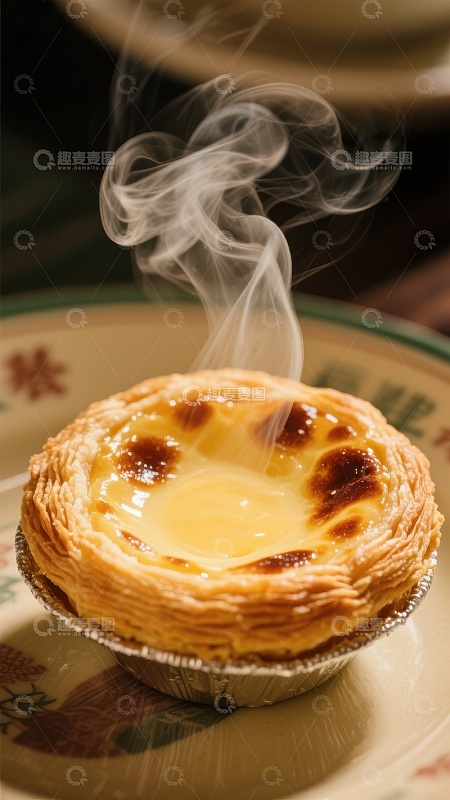 热腾腾的蛋挞散发诱人香气